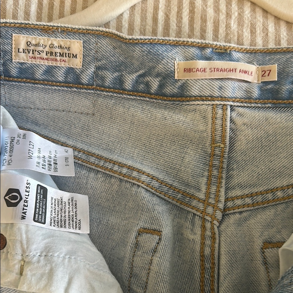 Levi’s Ribcage Straight - Picture 3 of 3